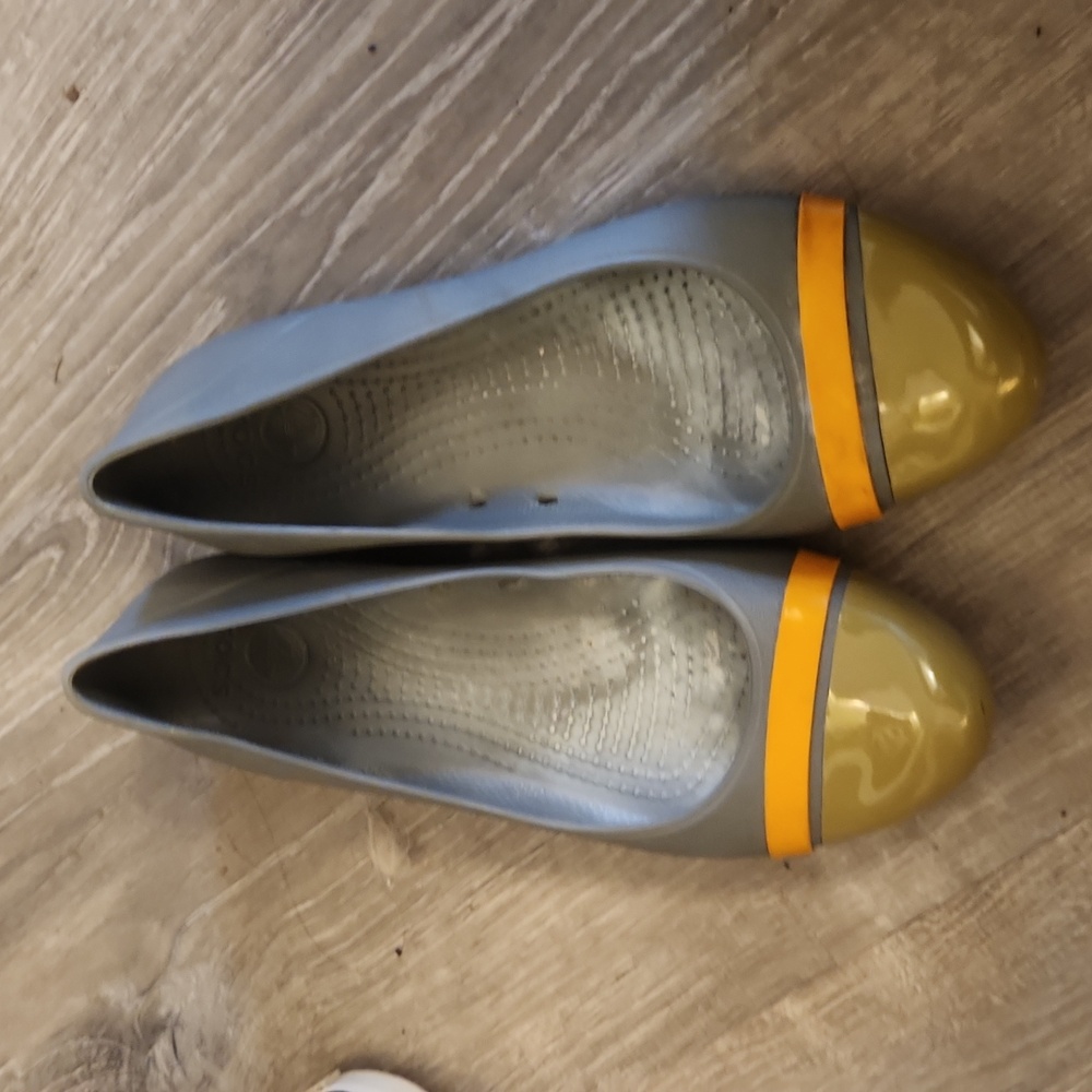 CROCS flats